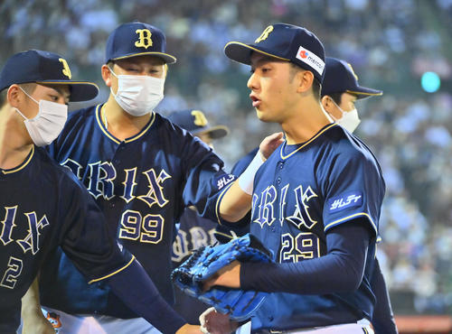 楽天対オリックス　4回裏無死満塁のピンチとなり降板する田嶋（撮影・和賀正仁）