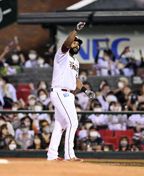 楽天対オリックス　4回裏楽天無死満塁、ギッテンスは先制の左前2点適時打を放ちガッツポーズする（撮影・滝沢徹郎）