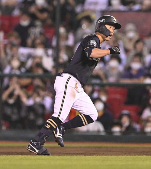 楽天対オリックス　5回表オリックス無死満塁、福田は左前2点適時打を放ちガッツポーズする（撮影・滝沢徹郎）