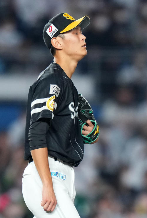 ロッテ対ソフトバンク　6回裏ロッテ1死一、二塁、山口に右越え3点本塁打を浴びる泉（撮影・横山健太）