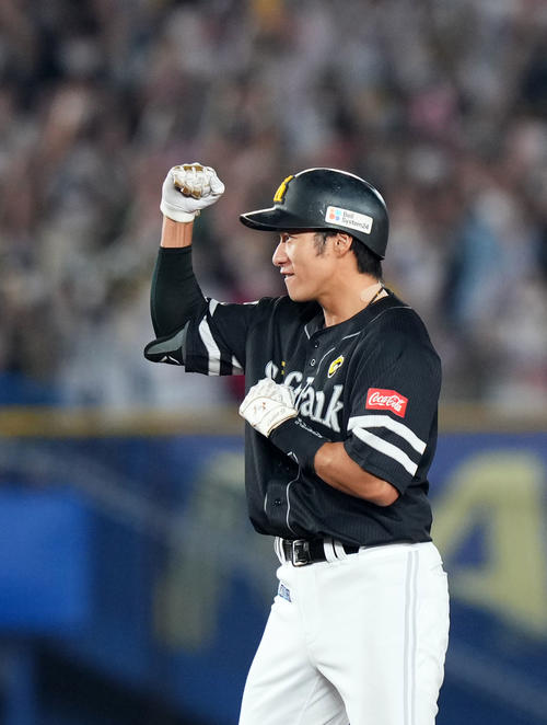 ロッテ対ソフトバンク　8回表ソフトバンク2死一塁、中適時二塁打を放ちガッツポーズする柳田（撮影・横山健太）