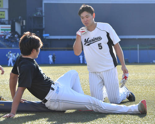 ロッテ対ソフトバンク　9月30日に負傷したソフトバンク柳田（左）の首の状態を心配するロッテ安田（撮影・岩下翔太）