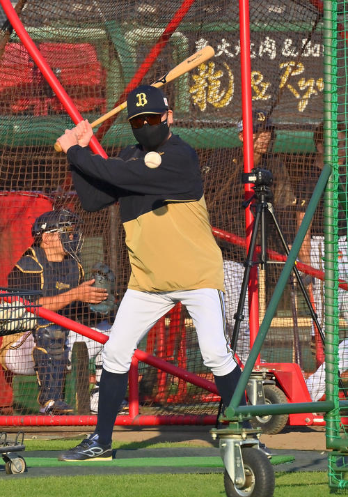 試合前、ノックを打つオリックス中嶋監督（撮影・和賀正仁）