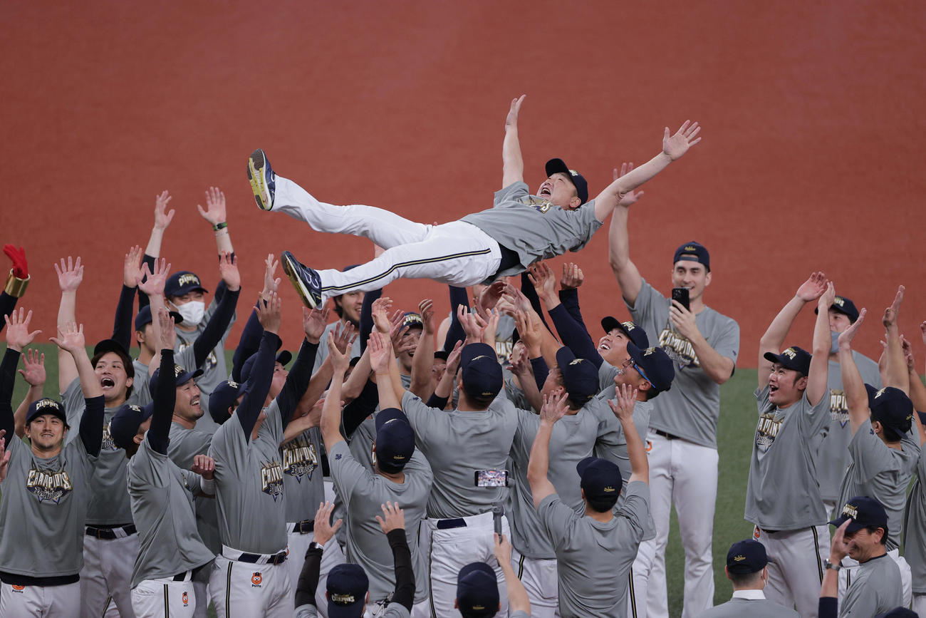 オリックス対ソフトバンク　日本シリーズ進出を決めナインに胴上げされるオリックス中嶋監督（撮影・前田充）