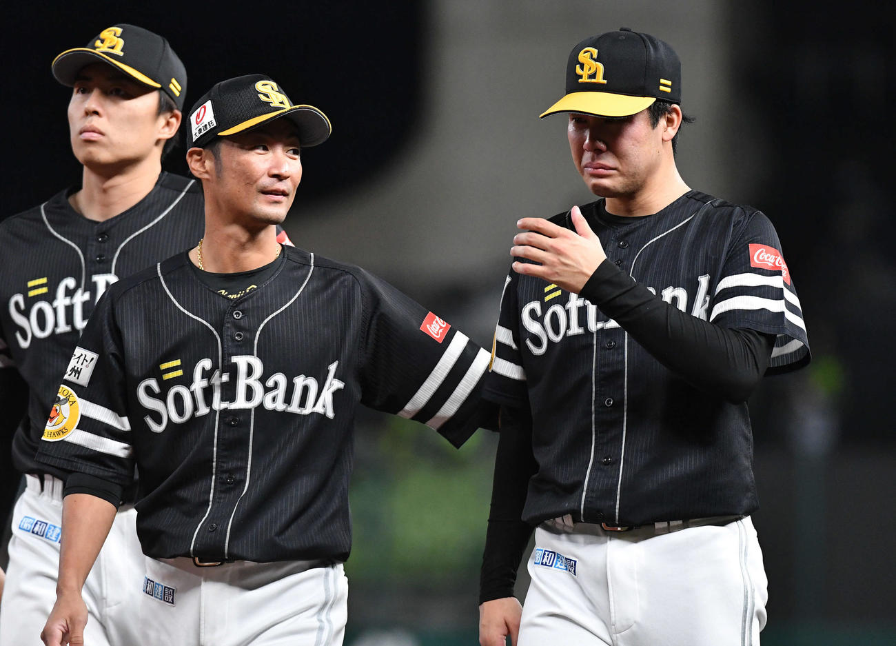 西武対ソフトバンク　山川にサヨナラ本塁打を打たれ、涙を流す藤井（右）をなだめながら引き揚げる明石（撮影・岩下翔太）
