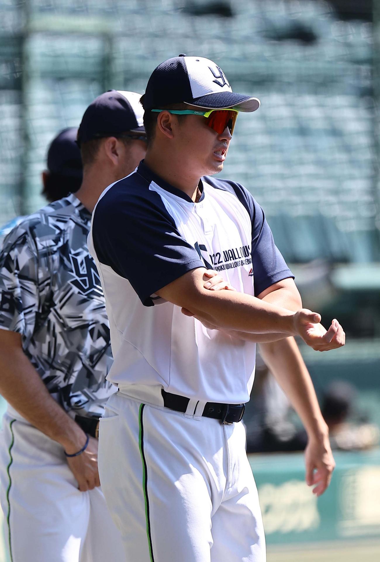 阪神対ヤクルト　右腕を押さえる村上（撮影・上田博志）