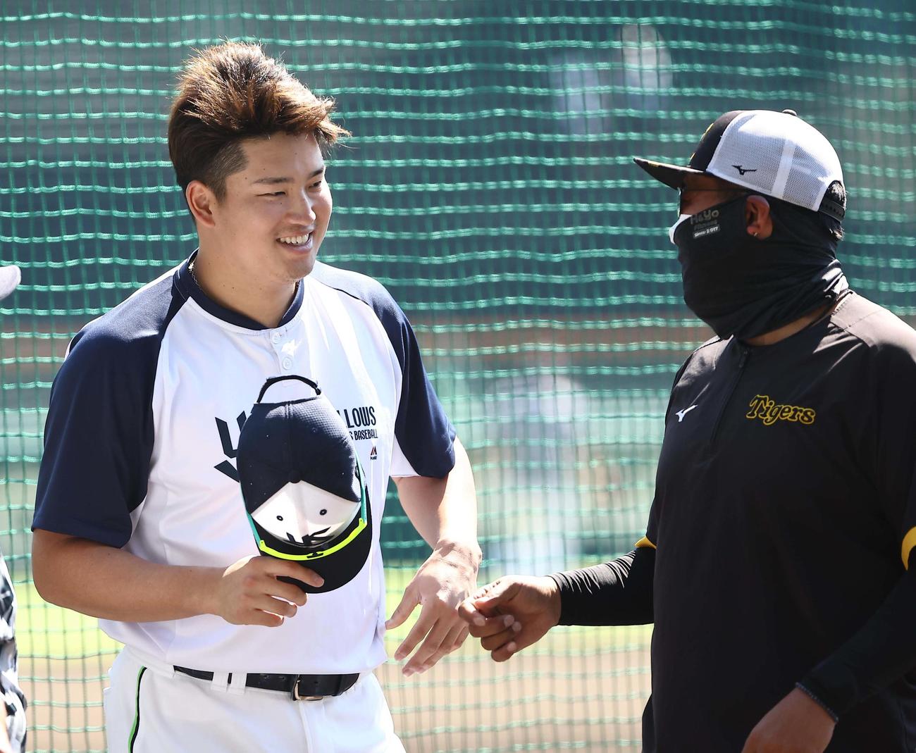 阪神対ヤクルト　北川コーチ（右）と談笑する村上宗隆（撮影・上田博志）