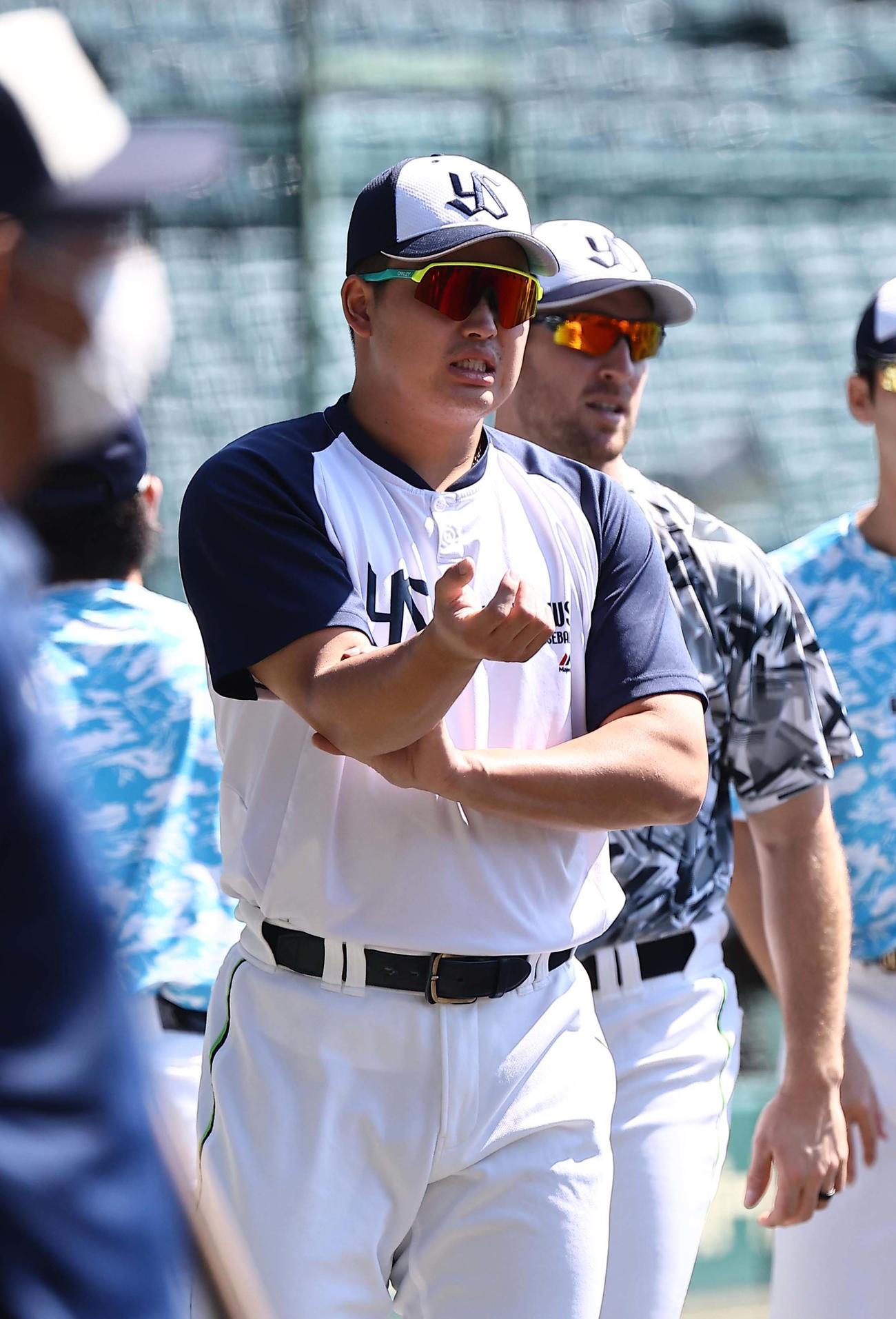 阪神対ヤクルト　右腕を押さえる村上（撮影・上田博志）