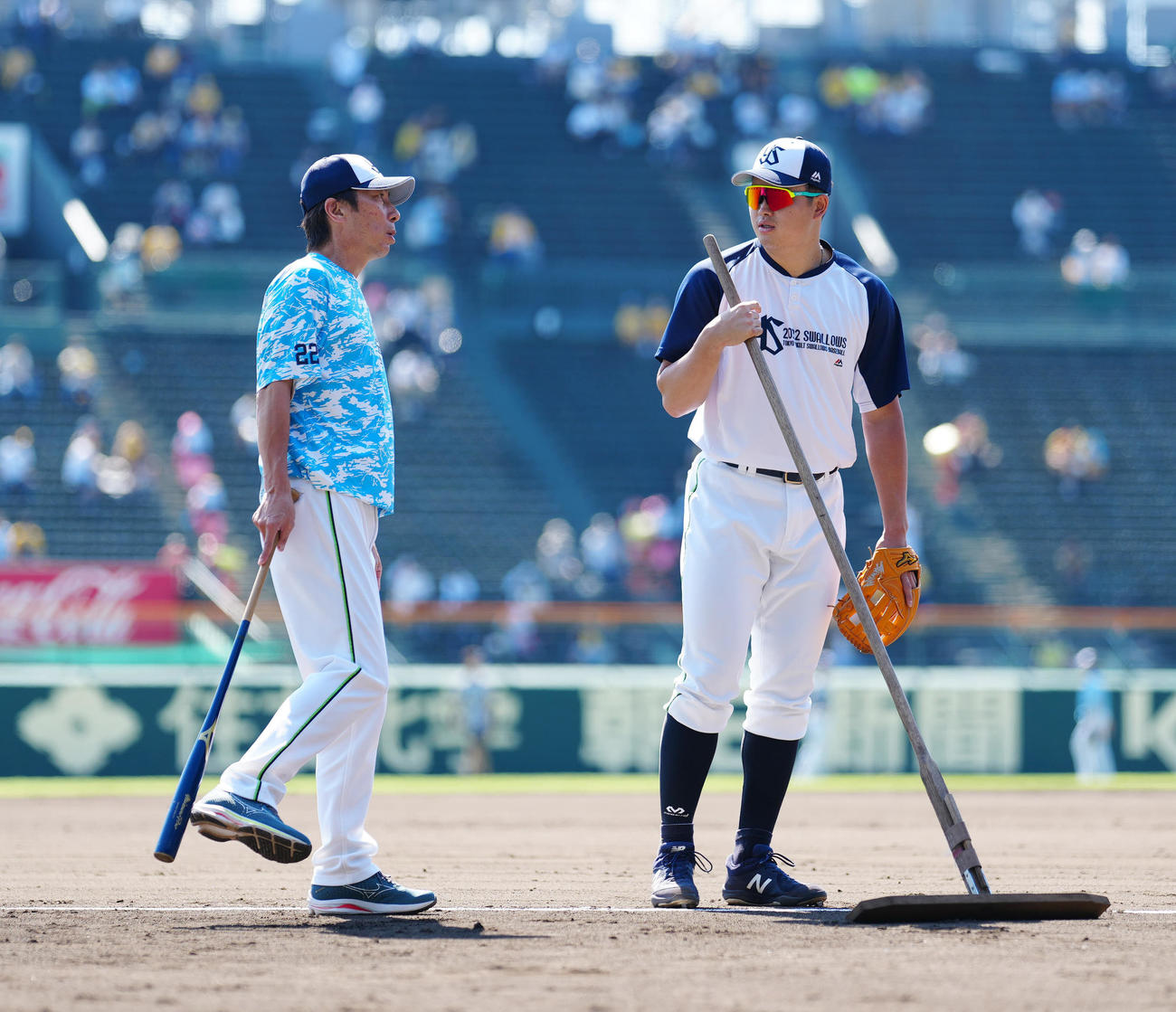 阪神対ヤクルト　試合前練習中、ヤクルト高津監督（左）と話す村上（撮影・江口和貴）