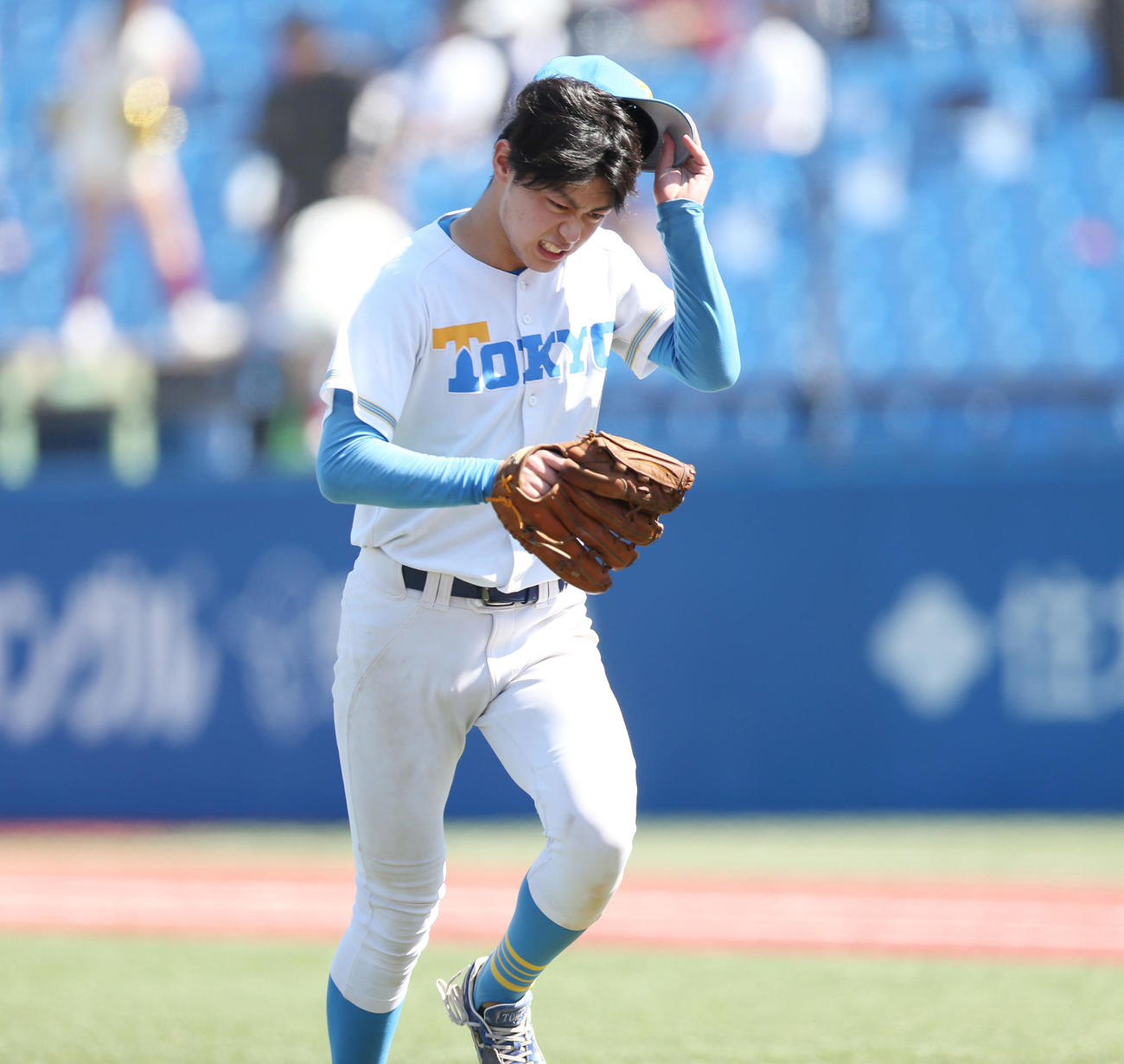 東大対早大　5回裏早大に失点し悔しさを見せる東大・鈴木健（撮影・宮地輝）