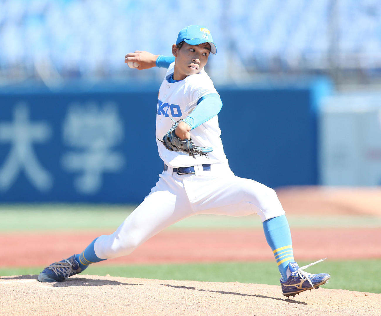 東大対早大　力投する東大3番手の齊藤（撮影・宮地輝）