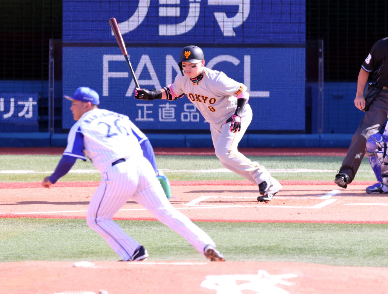 DeNA対巨人　1回表巨人1死二塁、丸佳浩は先制の適時打を放つ。投手浜口遥大（撮影・浅見桂子）
