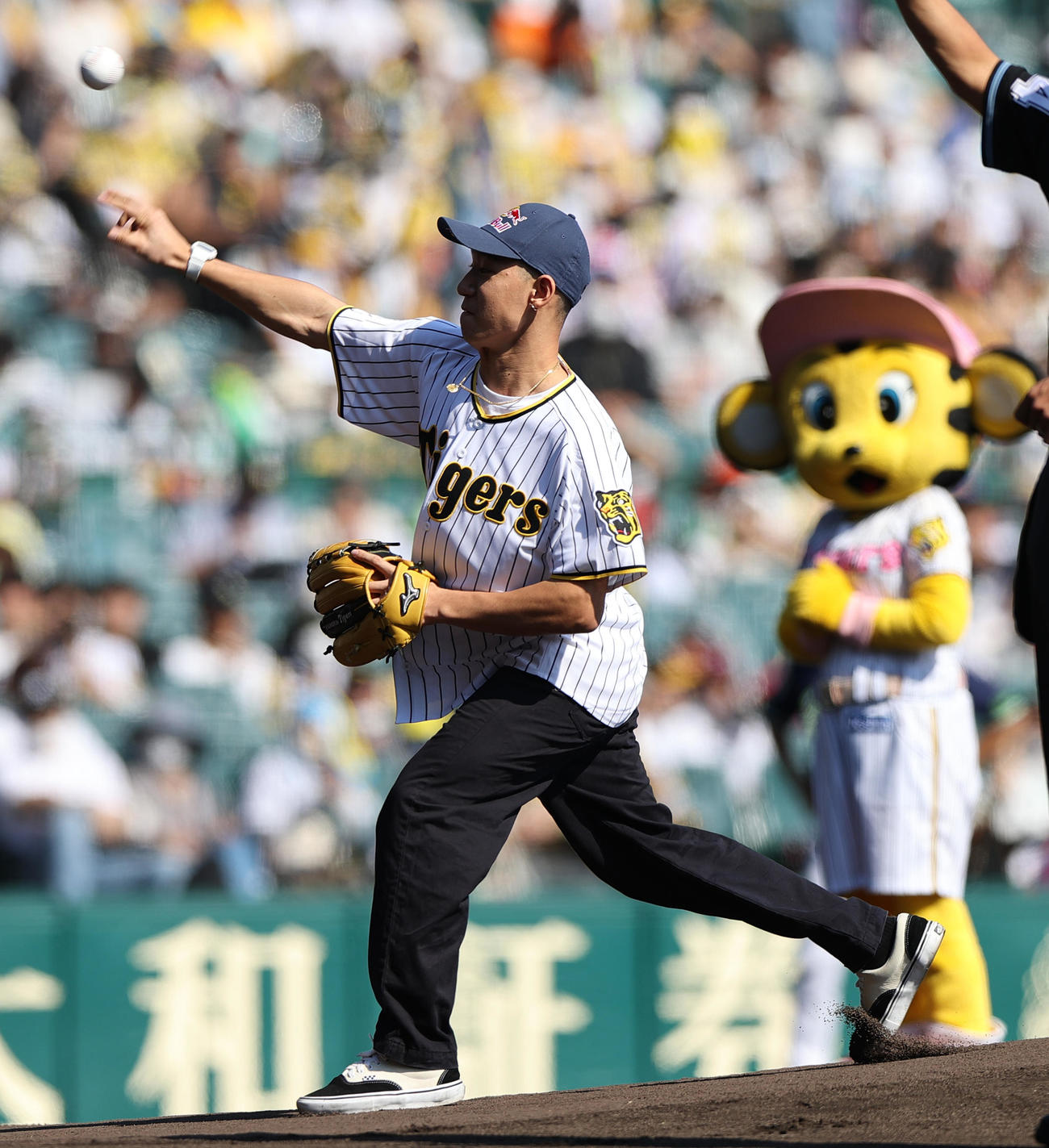 阪神対ヤクルト　始球式で投球するBMXライダーの中村輪夢（撮影・上山淳一）　