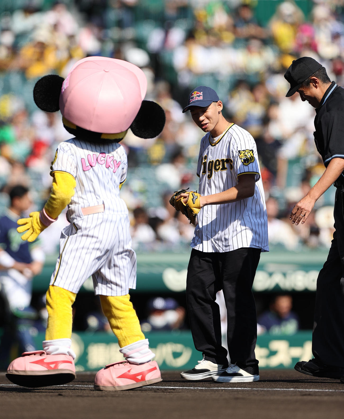阪神対ヤクルト　始球式を終え笑顔を見せるBMXライダーの中村輪夢（撮影・上山淳一）