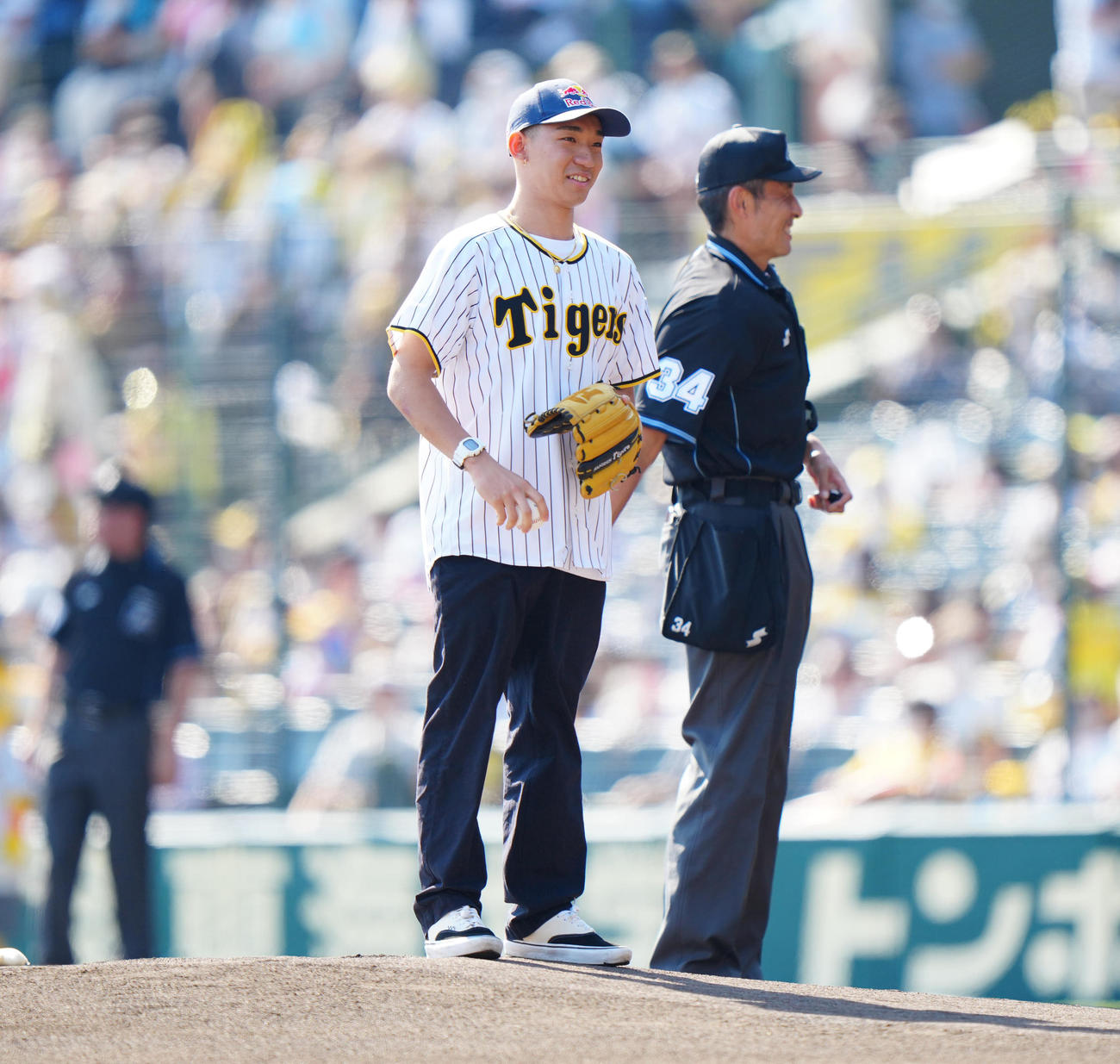 阪神対ヤクルト　試合前、始球式を行うBMXフリースタイルの中村輪夢（撮影・江口和貴）