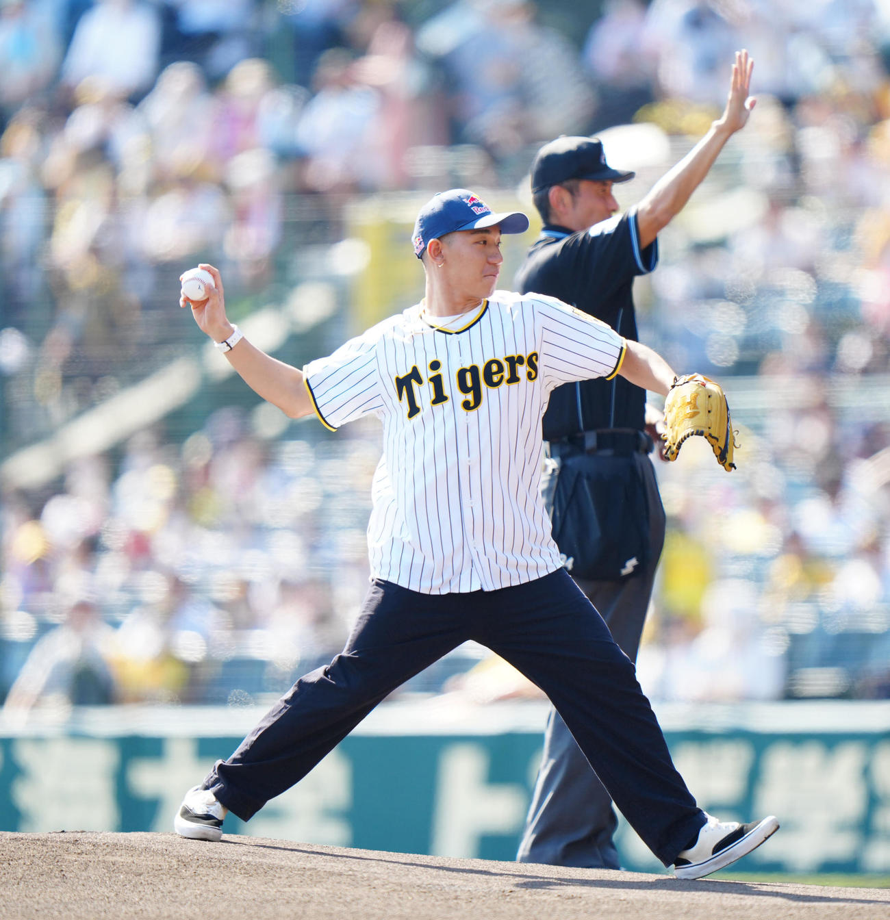 阪神対ヤクルト　試合前、始球式を行うBMXフリースタイルの中村輪夢（撮影・江口和貴）