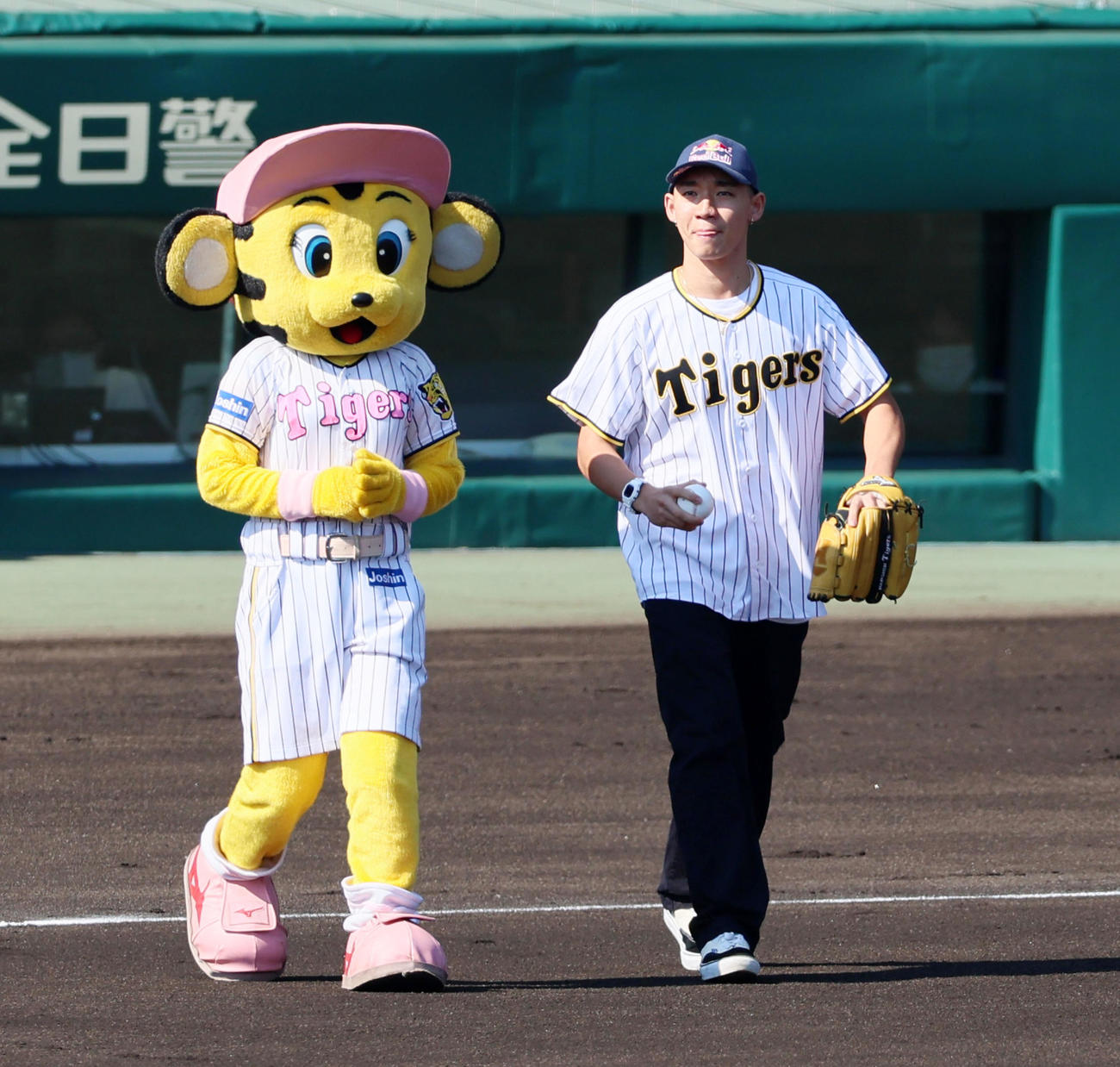 阪神対ヤクルト　始球式を行う中村輪夢（撮影・加藤哉）