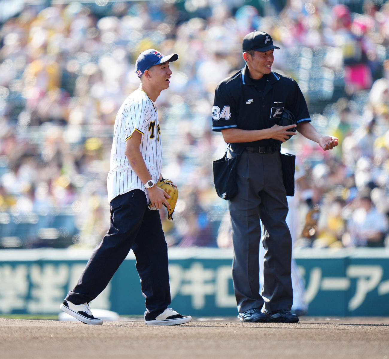 阪神対ヤクルト　試合前、始球式を行ったBMXフリースタイルの中村輪夢（左）（撮影・江口和貴）