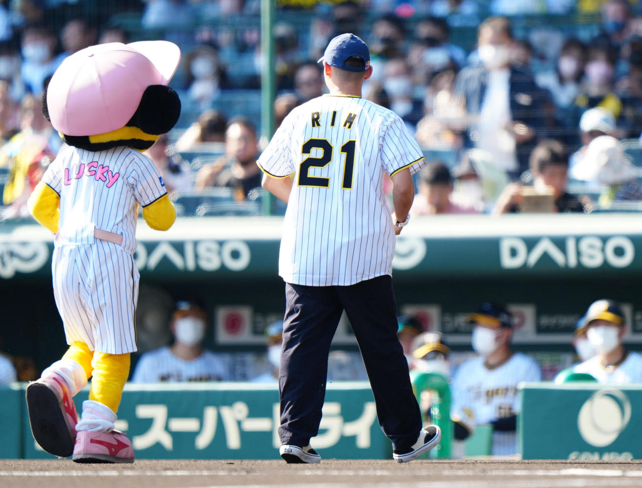 阪神対ヤクルト　試合前、始球式を行ったBMXフリースタイルの中村輪夢の背番号は「21」（撮影・江口和貴）