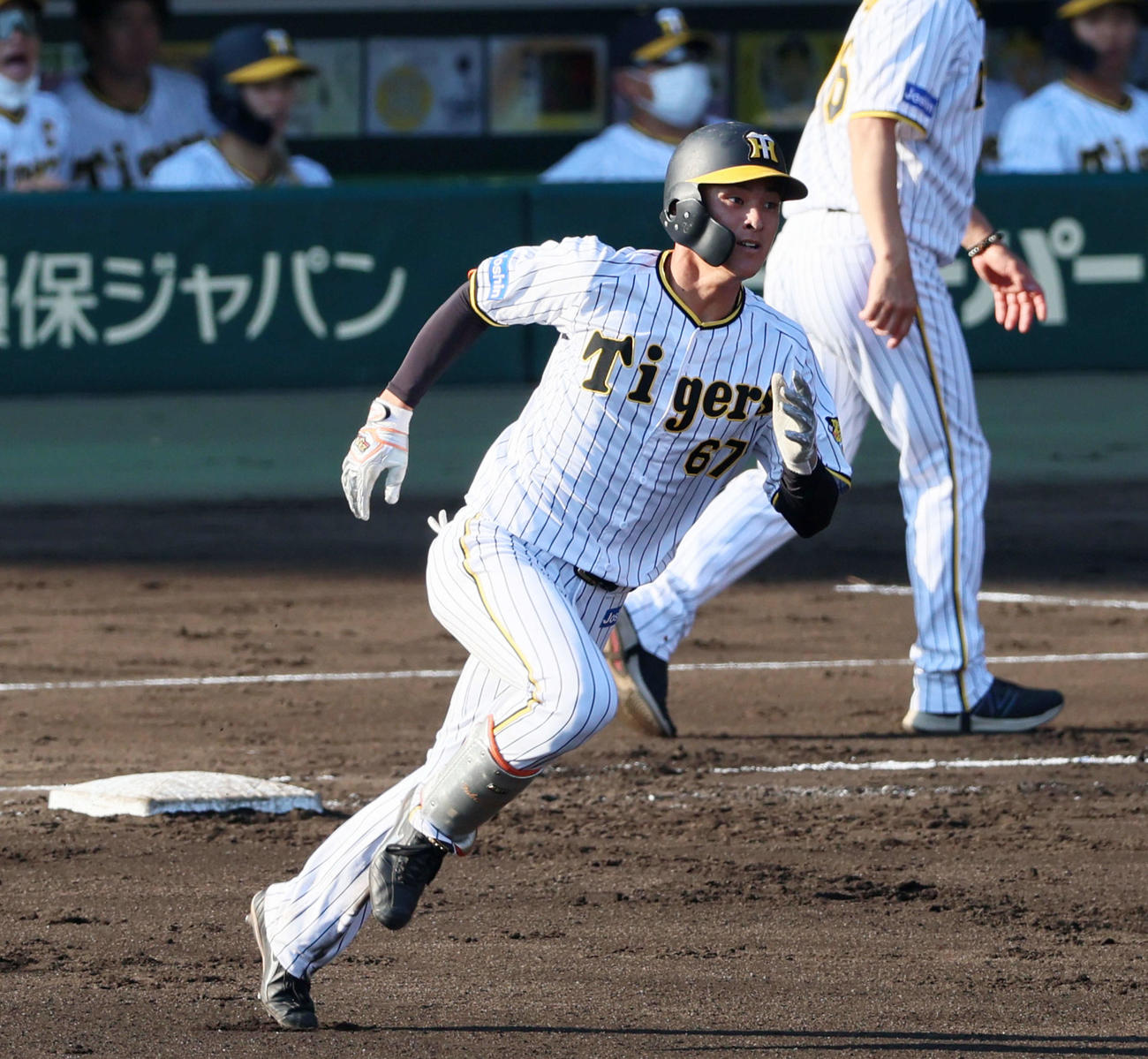 阪神対ヤクルト　6回裏阪神無死、高寺は左越え二塁打を放つ（撮影・加藤哉）