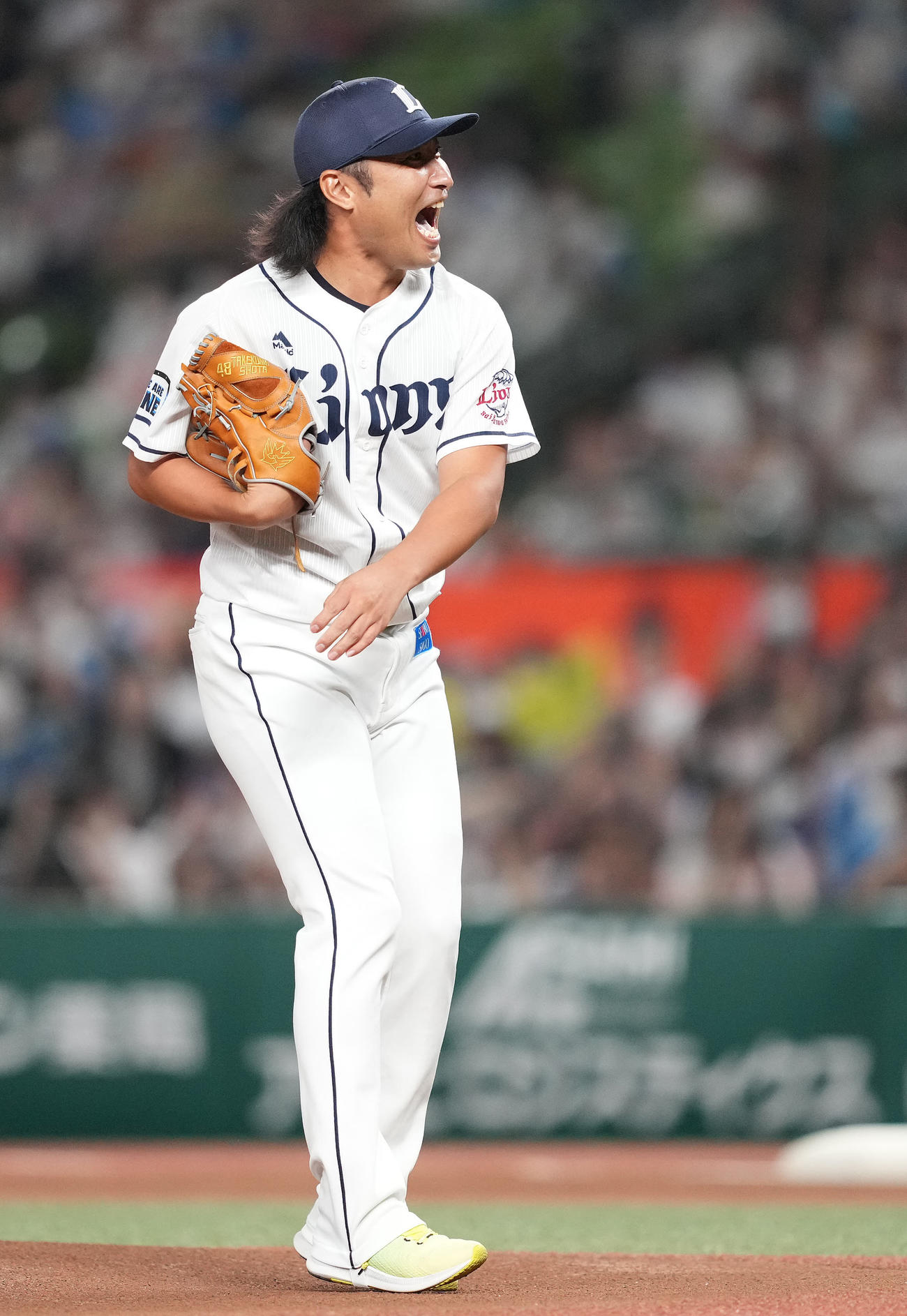 西武対日本ハム　引退を表明し、セレモニアルピッチで投球する西武武隈（撮影・鈴木みどり）