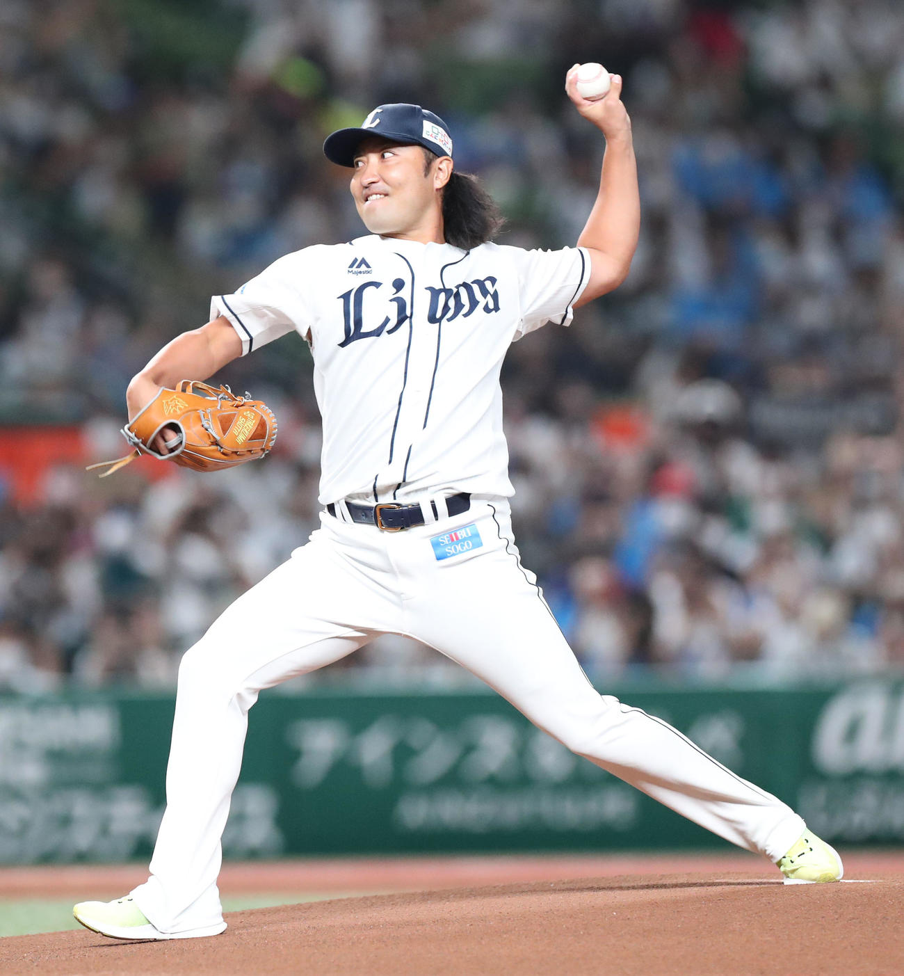 西武対日本ハム　試合前、セレモニアルピッチで投球する武隈（撮影・佐藤翔太）