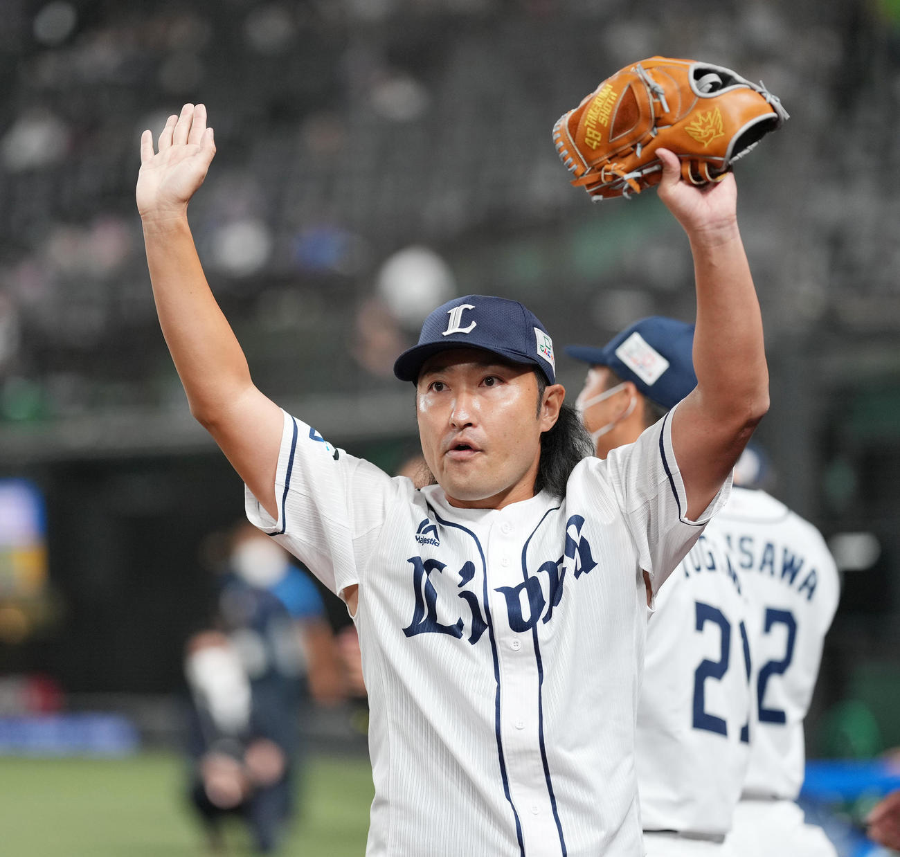 西武対日本ハム　引退を表明し、セレモニアルピッチを終えた西武武隈はファンの声援に応える（撮影・鈴木みどり）
