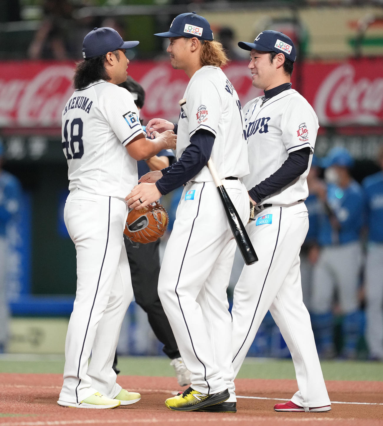 西武対日本ハム　引退を表明し、セレモニアルピッチを終えた西武武隈（左）は高橋（中央）、増田と握手（撮影・鈴木みどり）