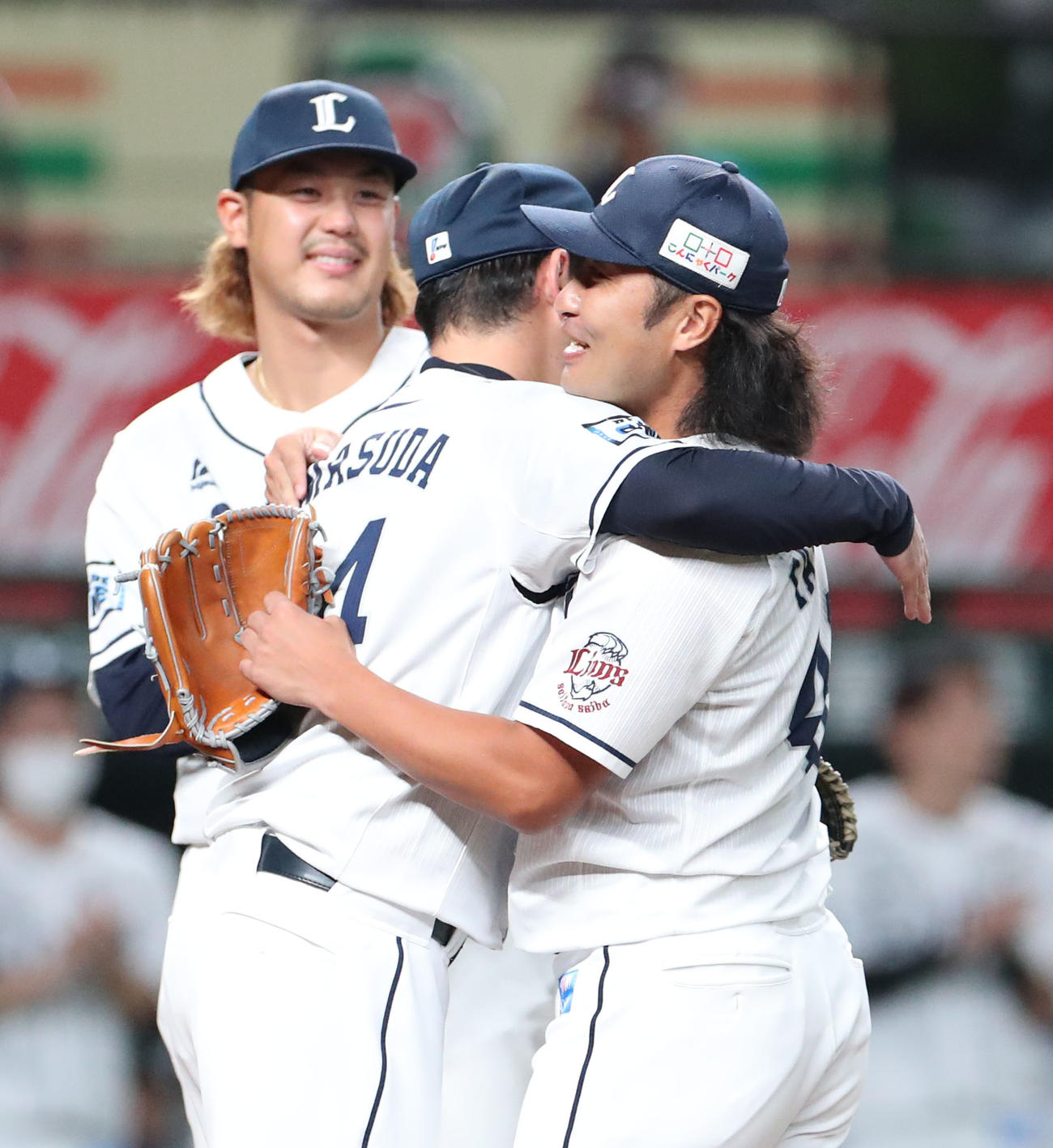 西武対日本ハム　試合前、セレモニアルピッチを終え抱き合う増田（左）と武隈（撮影・佐藤翔太）