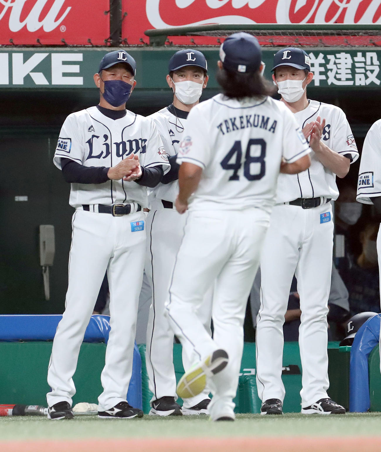 西武対日本ハム　辻監督（左）はセレモニアルピッチを終えた武隈に笑顔で拍手を送る（撮影・佐藤翔太）