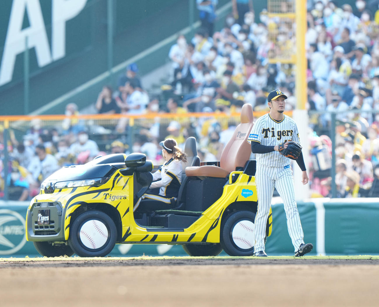 阪神対ヤクルト　7回表開始前、マウンドに向かう阪神5番手の岩貞（撮影・江口和貴）