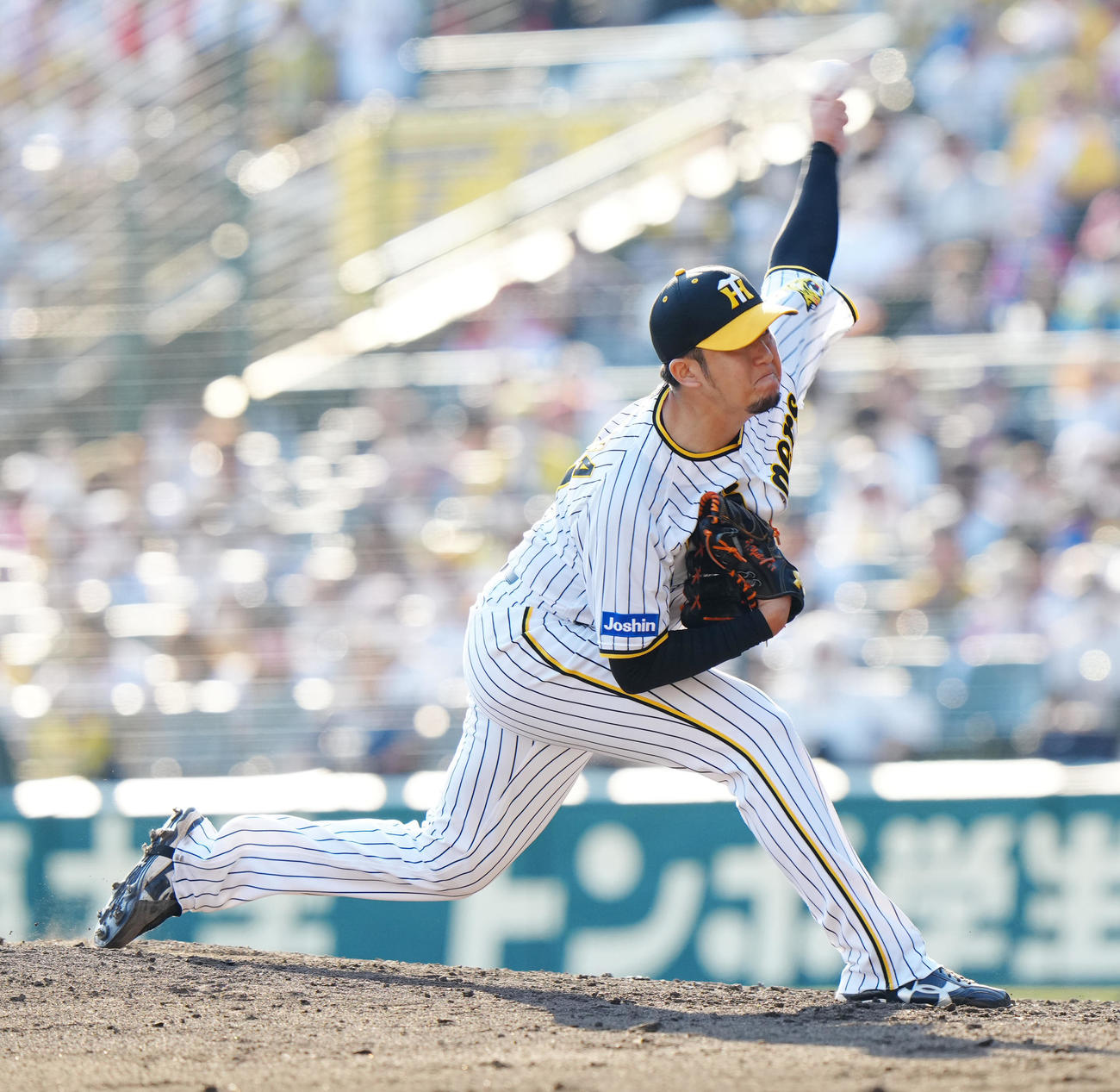 阪神対ヤクルト　阪神5番手の岩貞（撮影・江口和貴）