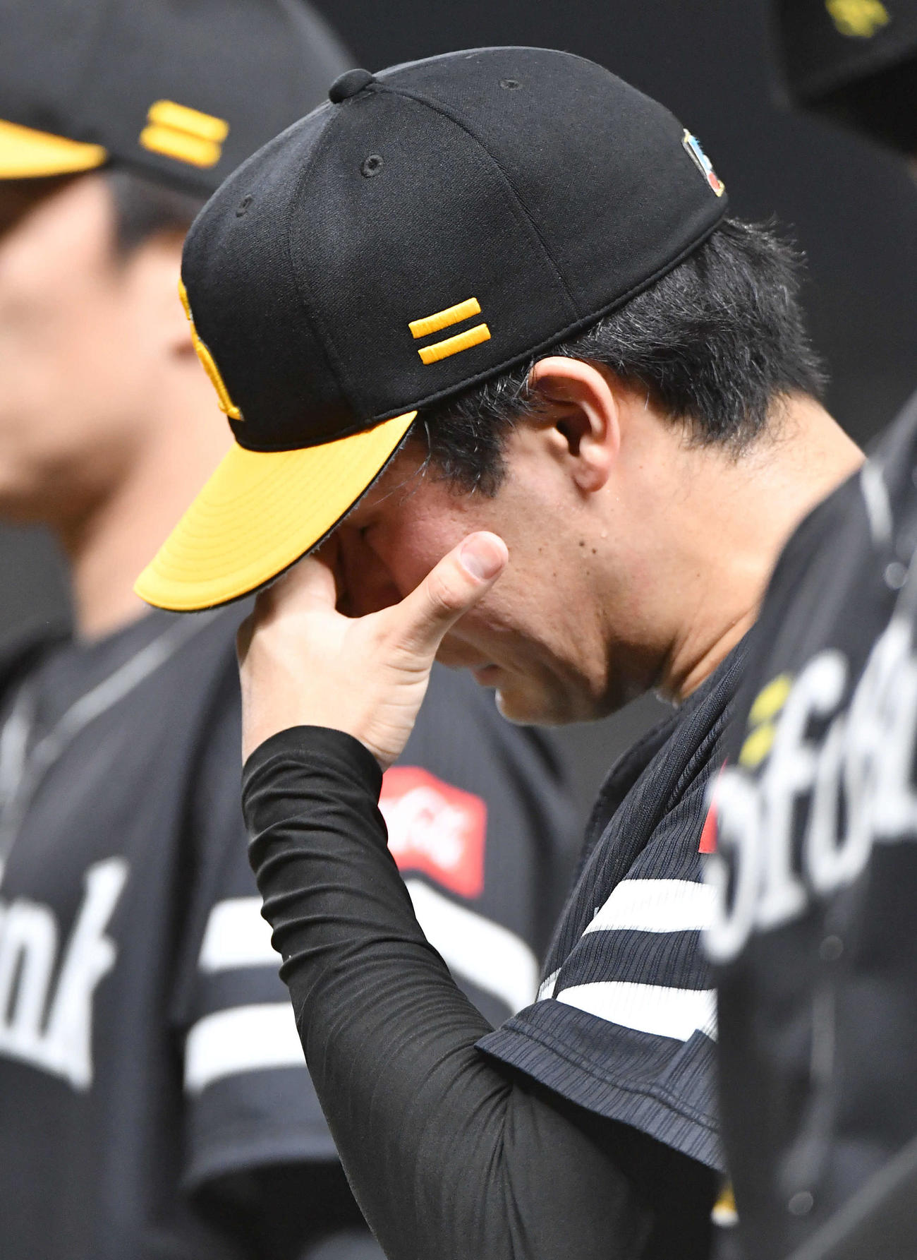 西武対ソフトバンク　山川にサヨナラ本塁打を打たれ、涙を流しながら引き揚げる藤井（2022年10月1日撮影）