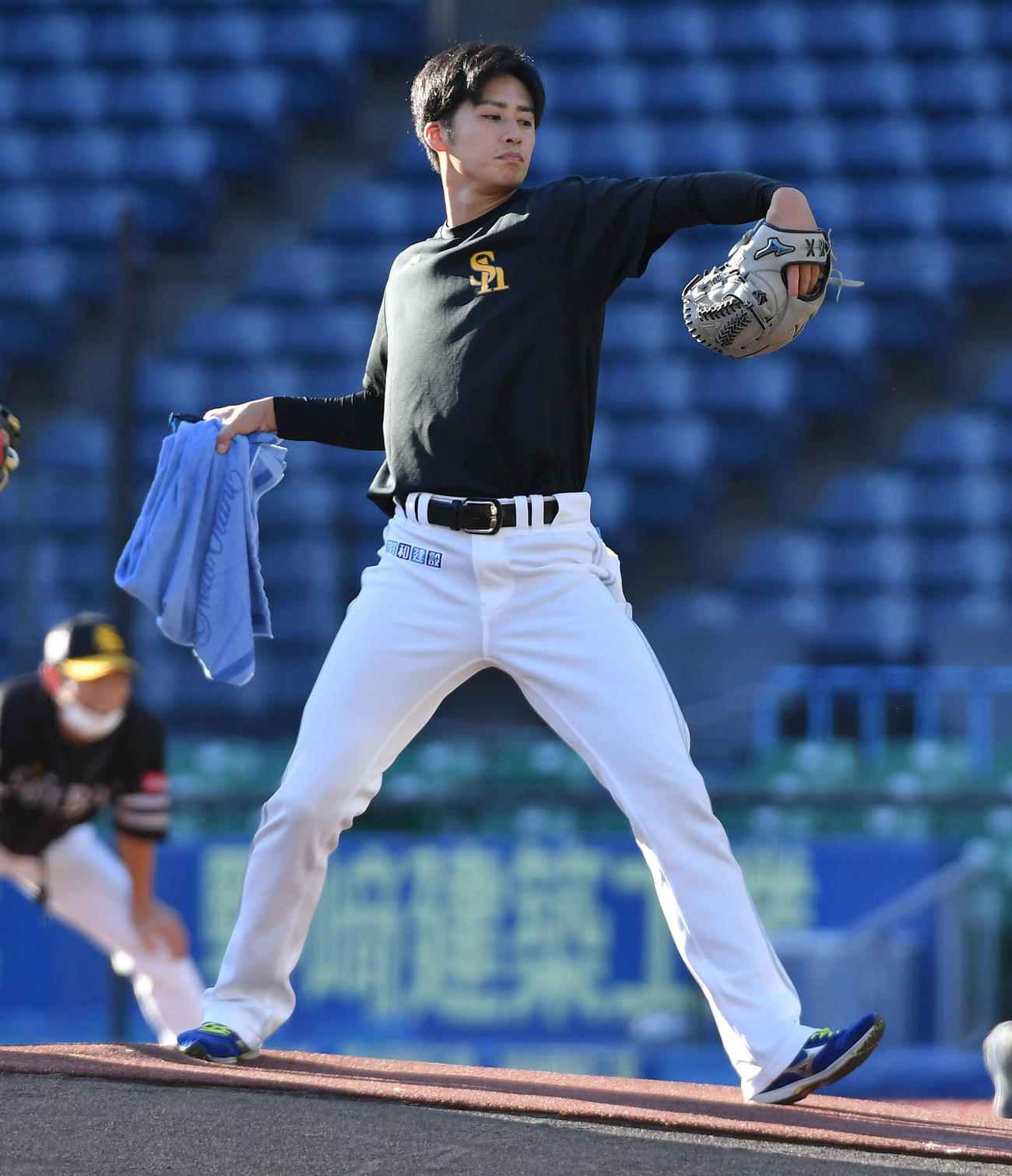 ロッテ対ソフトバンク　マウンドの感触を確かめる板東（撮影・岩下翔太）