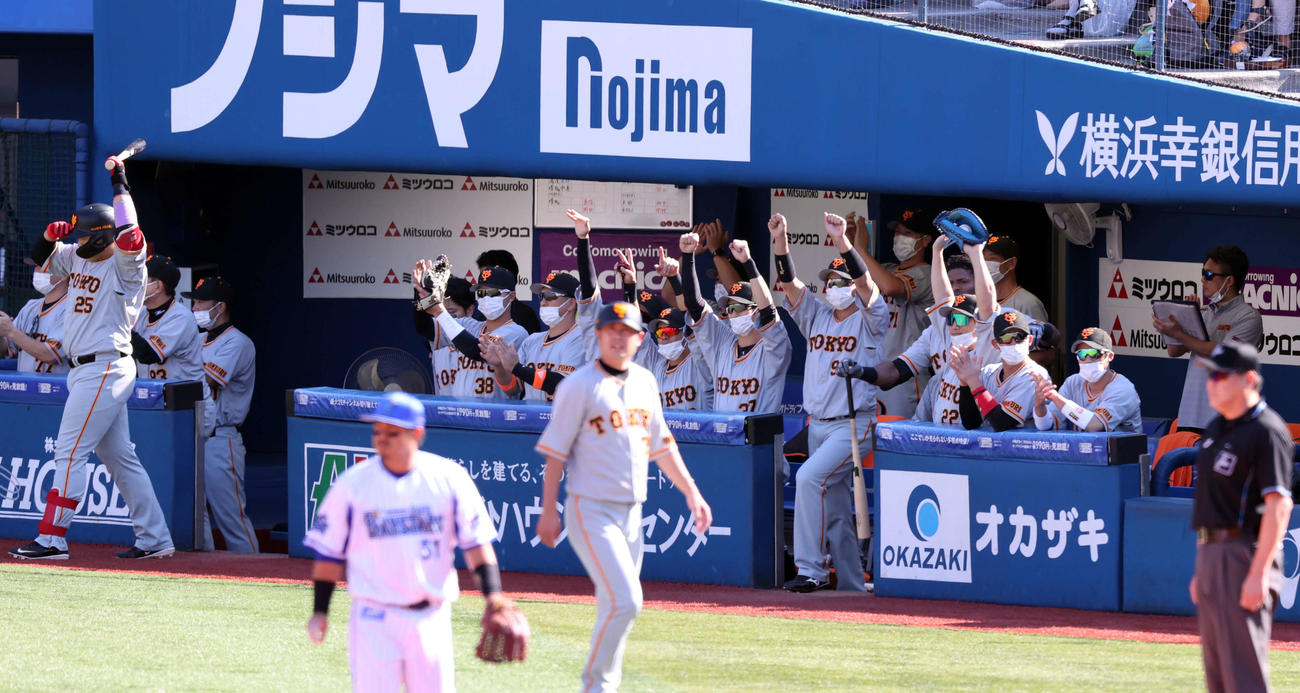 DeNA対巨人　1回表巨人1死二塁、丸が右越え先制適時二塁打を放ち、喜ぶ巨人ベンチ（撮影・浅見桂子）