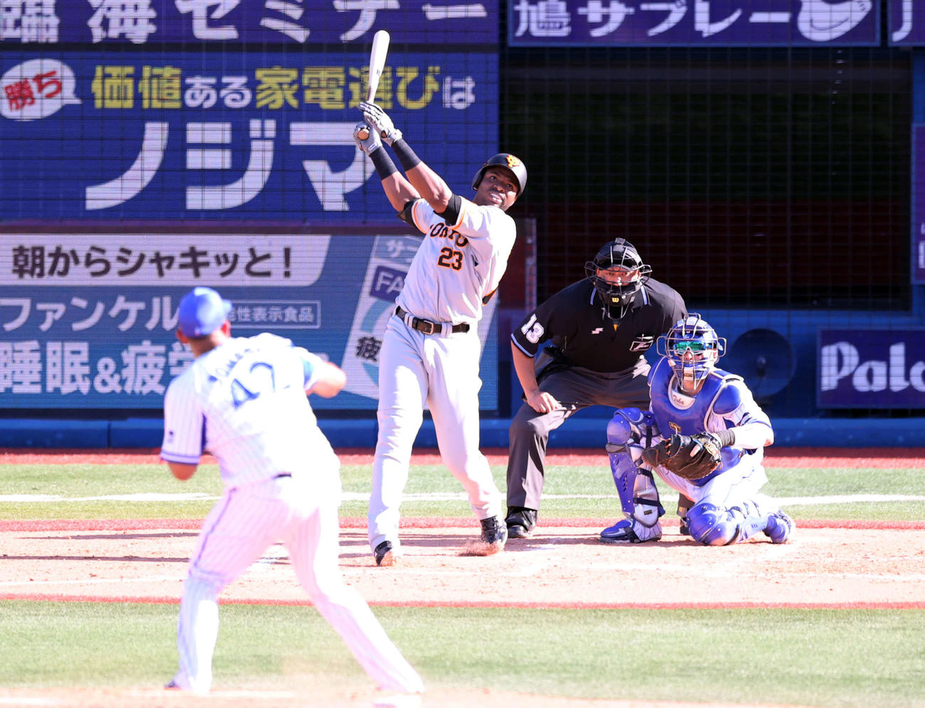 DeNA対巨人　3回表巨人1死満塁、ポランコは左犠飛を放つ。投手ロメロ（撮影・浅見桂子）