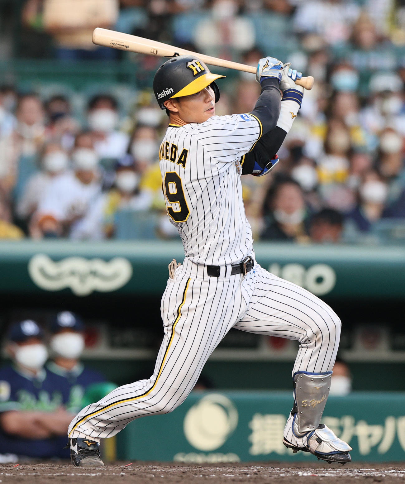 阪神対ヤクルト　9回裏阪神2死一、二塁、代打栄枝は同点の右前適時打を放つ（撮影・上山淳一）