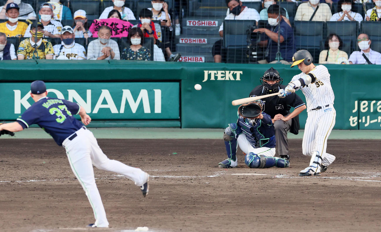 阪神対ヤクルト　9回裏阪神2死一、二塁、代打栄枝は右前適時打を放ち同点とする。投手はマクガフ（撮影・加藤哉）