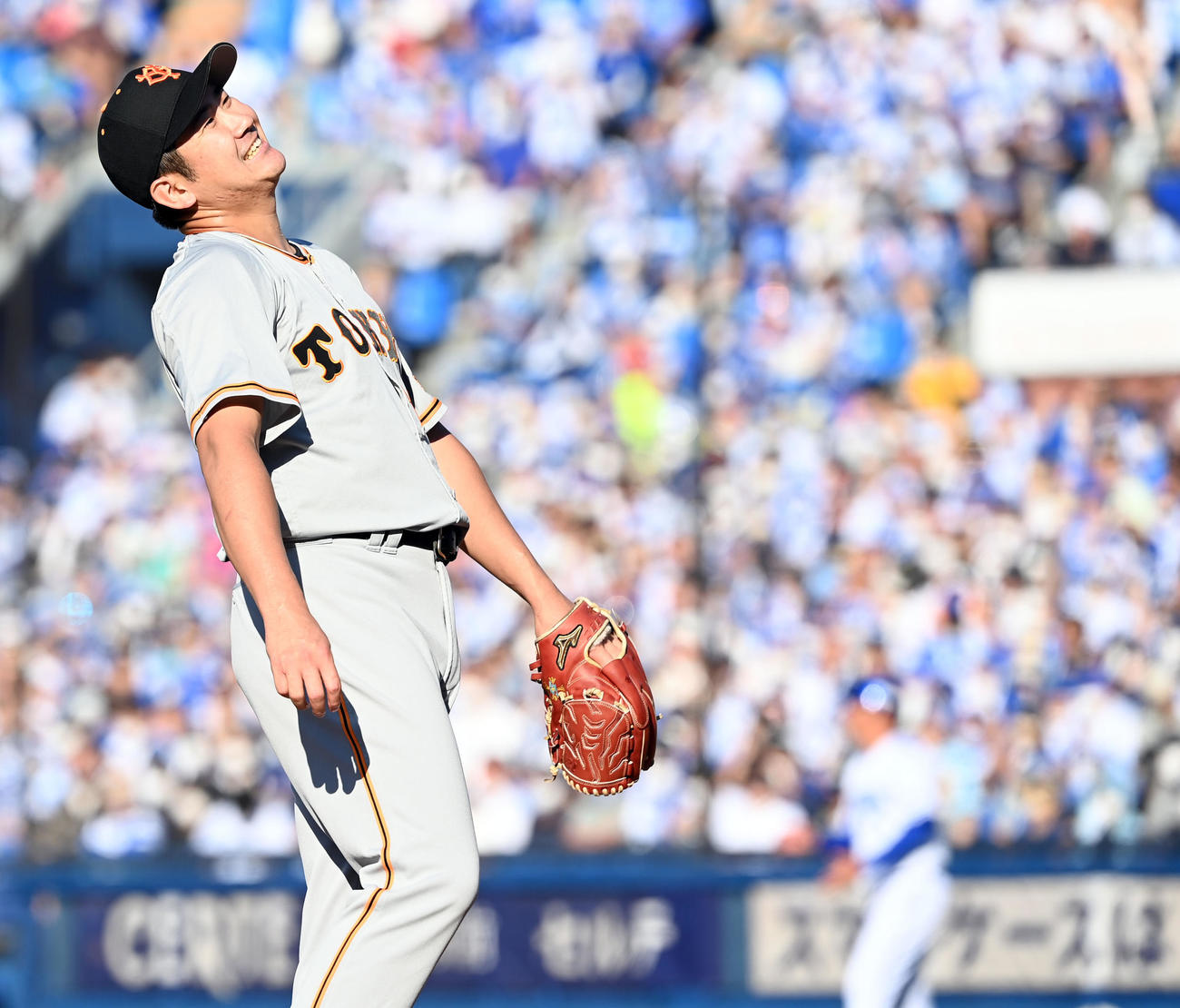 DeNA対巨人　3回裏DeNA2死、佐野に投安を許し苦笑いの菅野（撮影・たえ見朱実）
