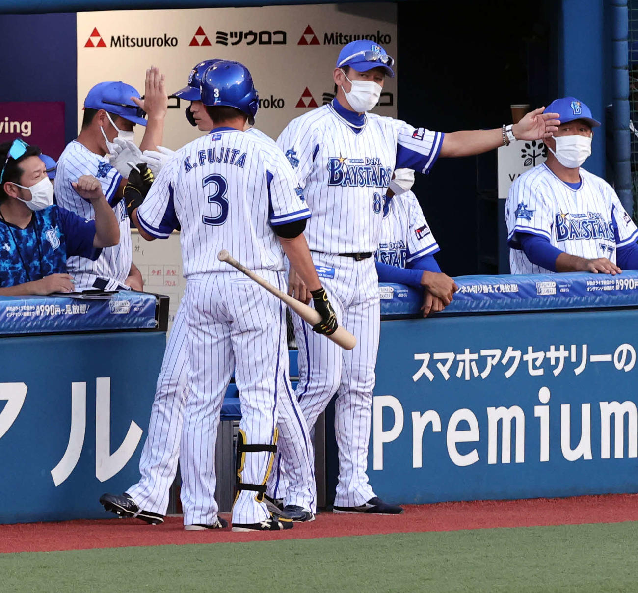 DeNA対巨人　7回裏DeNA無死二塁、選手交代を告げる三浦監督（中央）（撮影・浅見桂子）