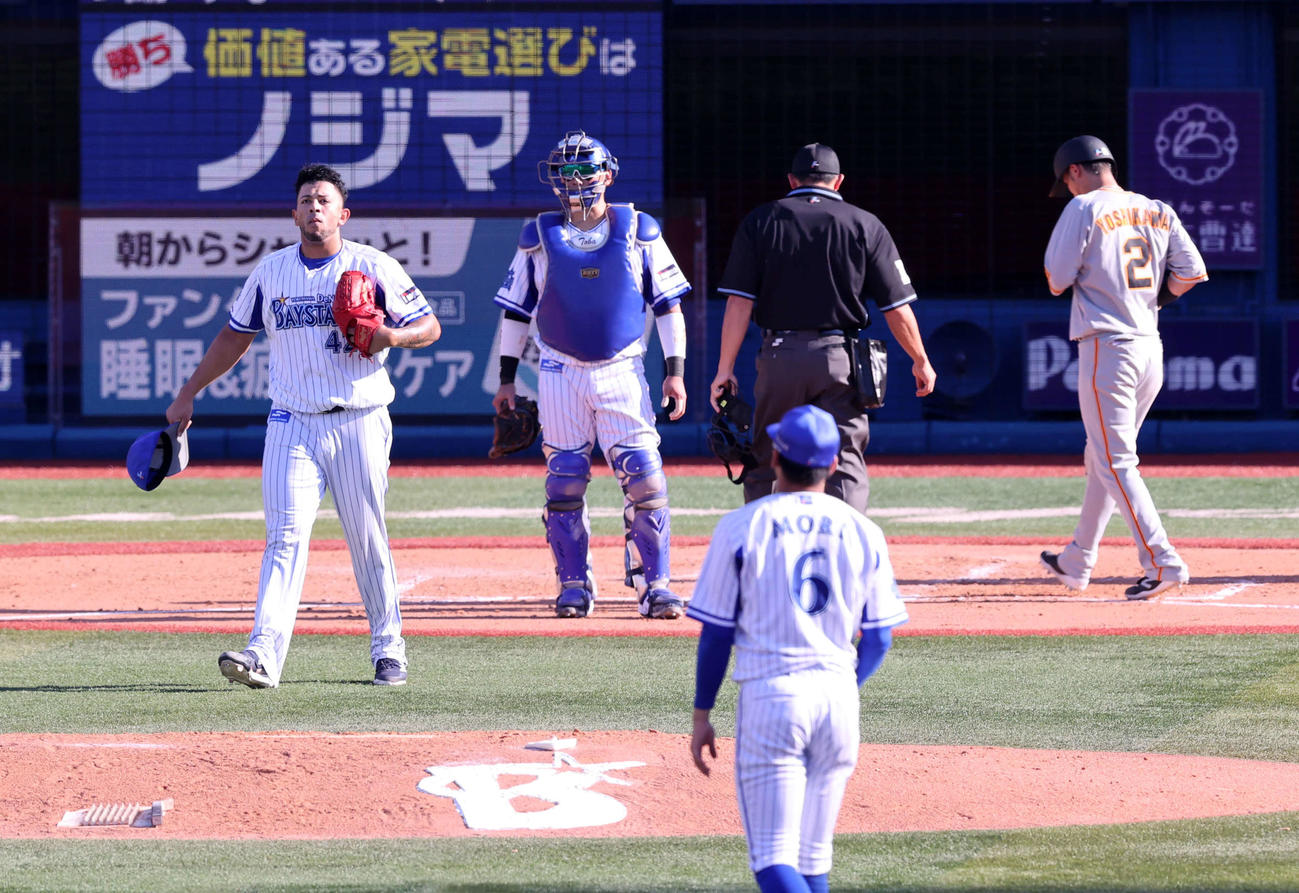 DeNA対巨人　3回表巨人1死満塁、岡本和に押し出し死球を与え、生還した吉川（右）の手前で悔しそうなロメロ（撮影・浅見桂子）