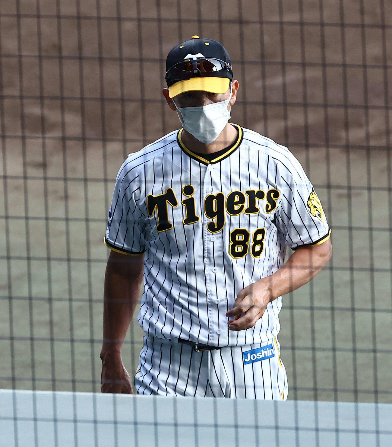 阪神対ヤクルト　選手交代を告げる矢野監督（撮影・上田博志）