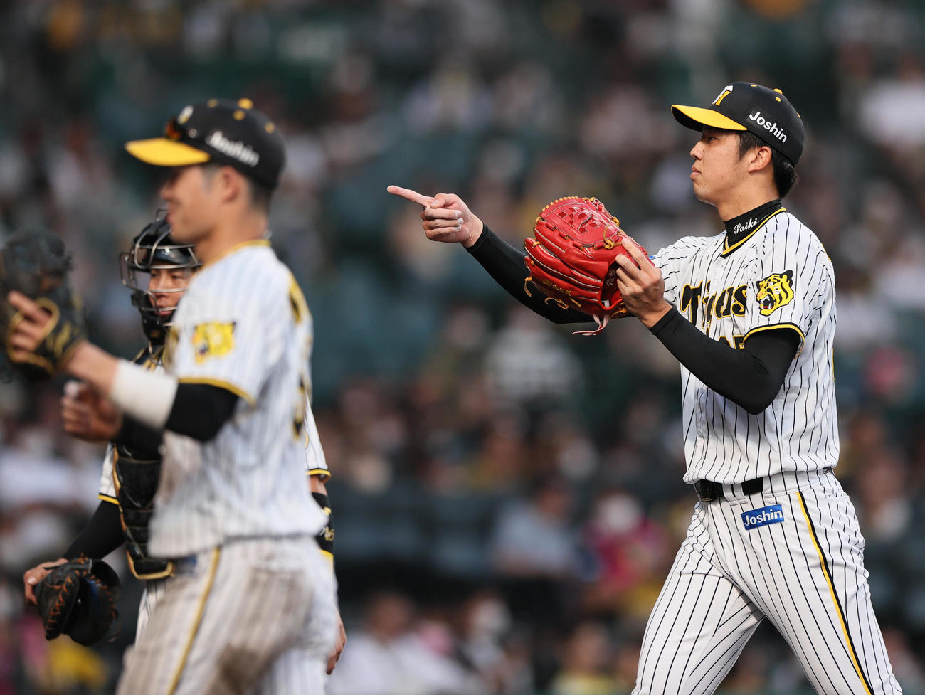 阪神対ヤクルト　10回に登板の阪神才木（右）は無失点に終え指さしでベンチへ引き揚げる（撮影・上山淳一）