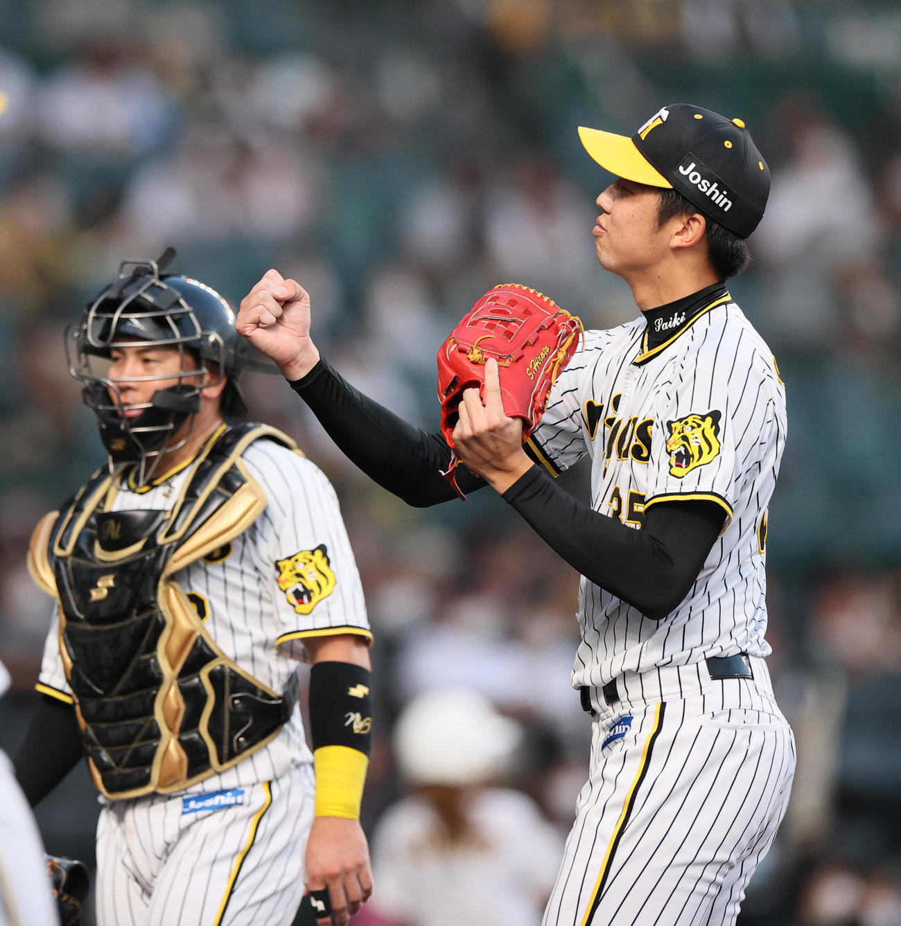 阪神対ヤクルト　10回に登板の阪神才木（右）は無失点に終えガッツポーズでベンチへ引き揚げる（撮影・上山淳一）