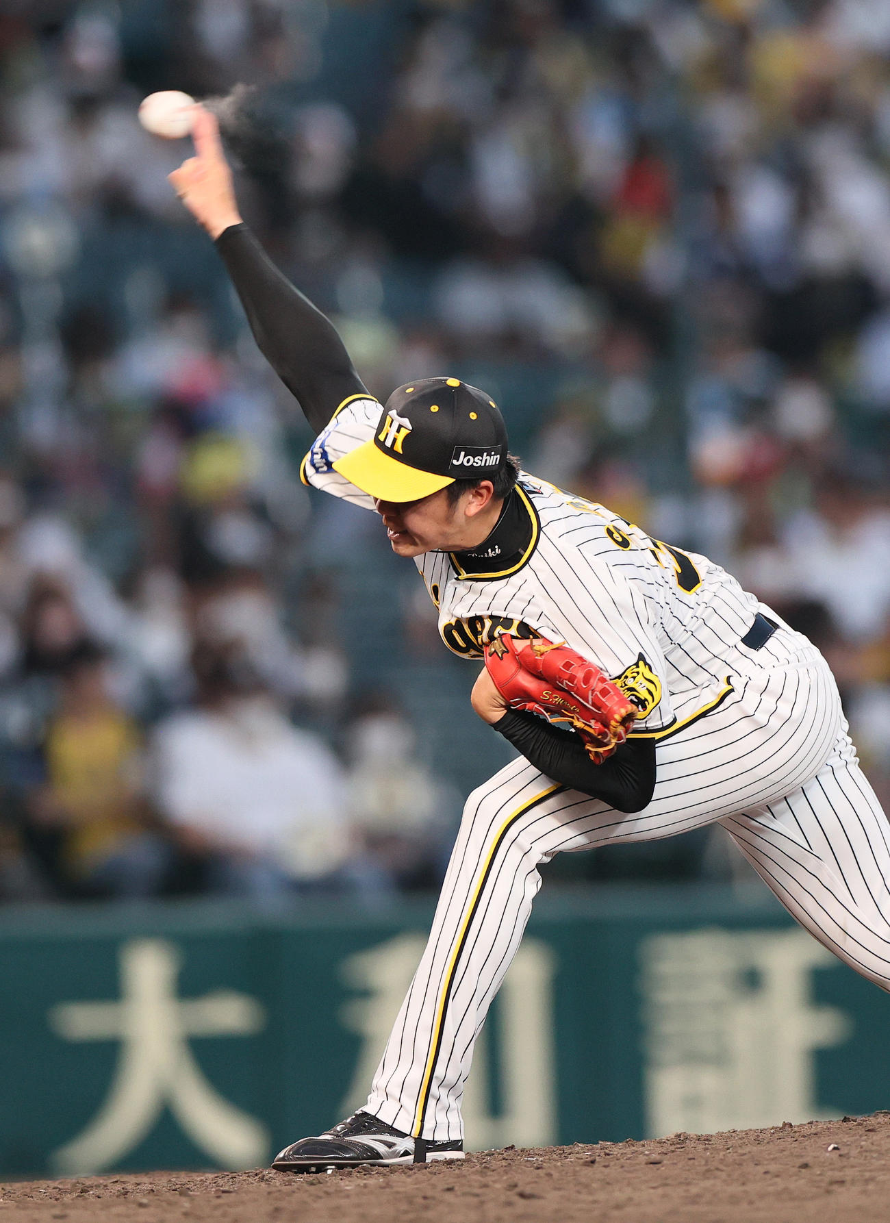 阪神対ヤクルト　11回、力投する阪神才木（撮影・上山淳一）