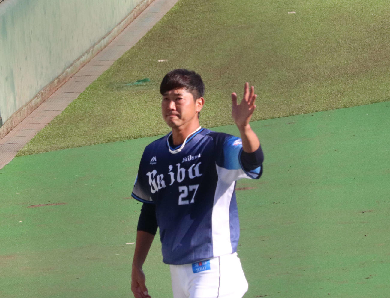 古巣・巨人のジャイアンツ球場で最後の登板を終えた今季限りで引退する西武内海は涙を浮かべてスタンドに手を振る（撮影・小早川宗一郎）