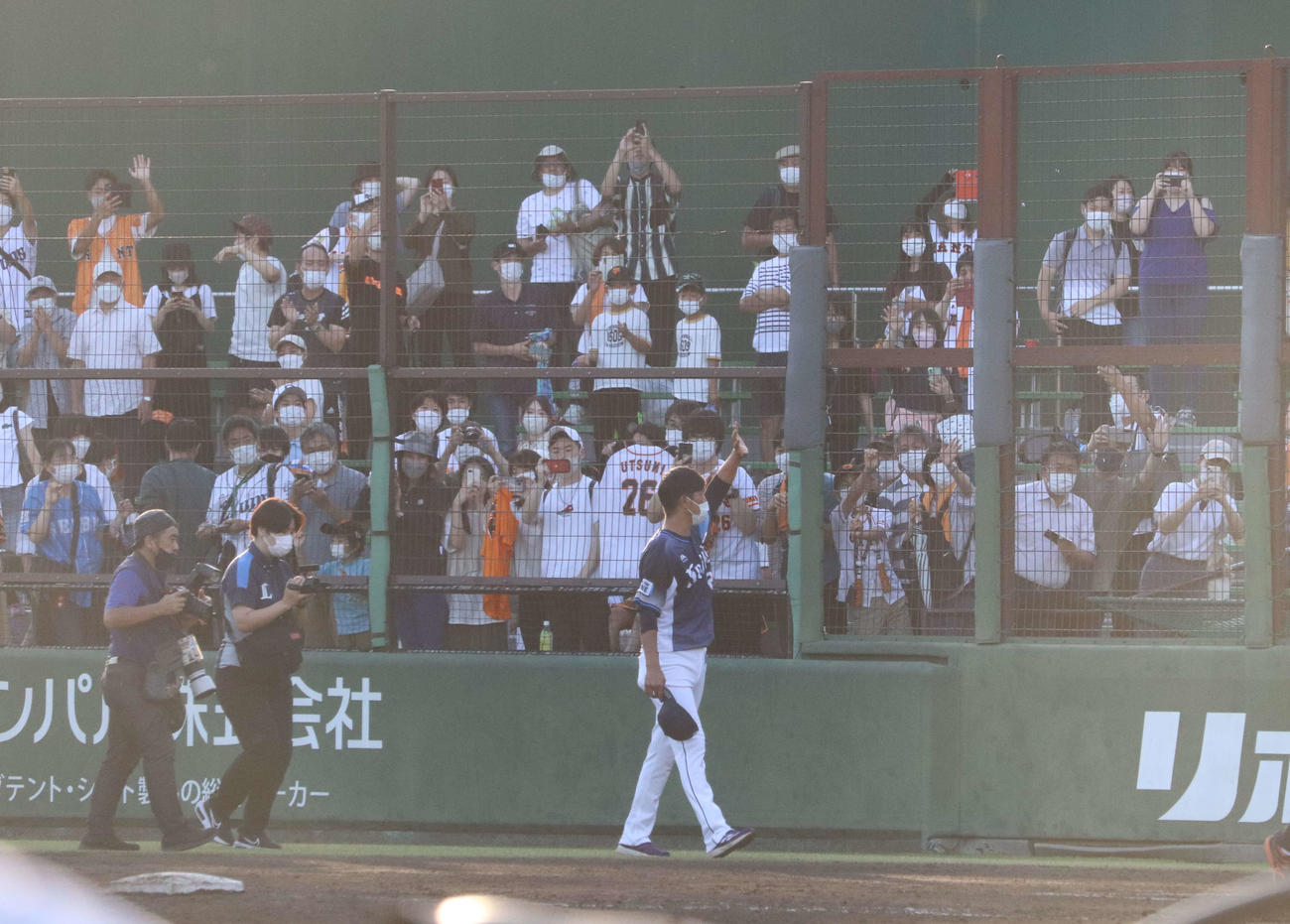 古巣・巨人のジャイアンツ球場で最後の登板を終えた今季限りで引退する西武内海は試合終了後、ファンにあいさつ（撮影・小早川宗一郎）