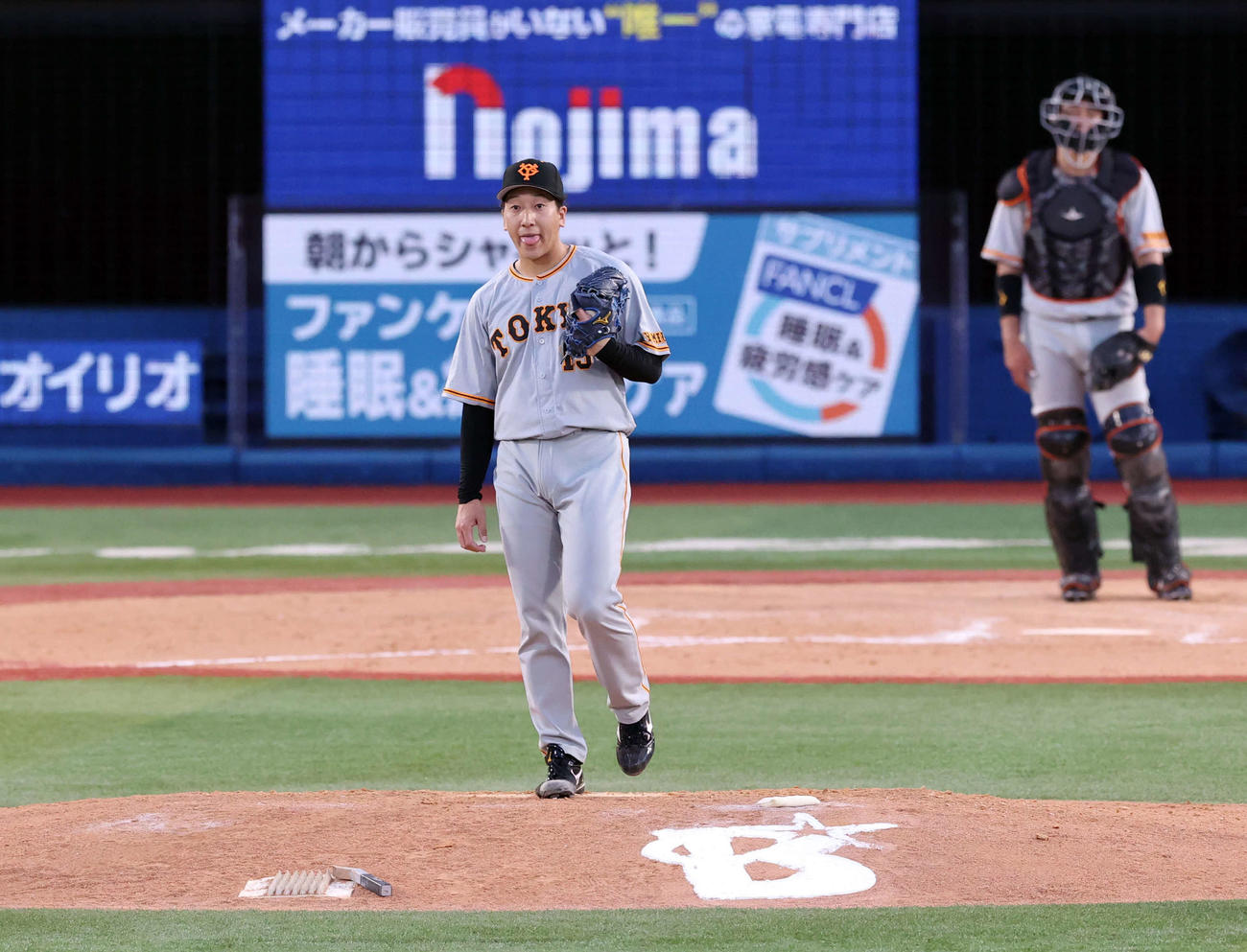 DeNA対巨人　9回裏DeNA無死二、三塁、伊藤の一塁ゴロでの本塁クロスプレーのリプレイ検証を見ながら舌を出す大勢（撮影・浅見桂子）