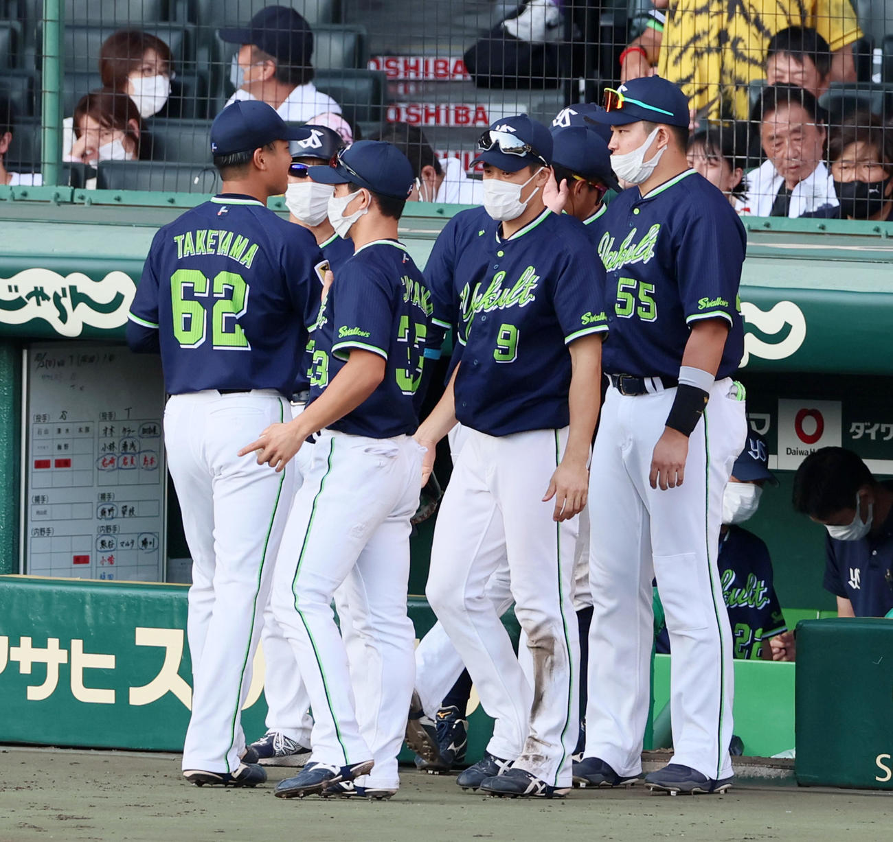 阪神対ヤクルト　8回裏を終えベンチ前で竹山（左）を出迎える村上（撮影・加藤哉）
