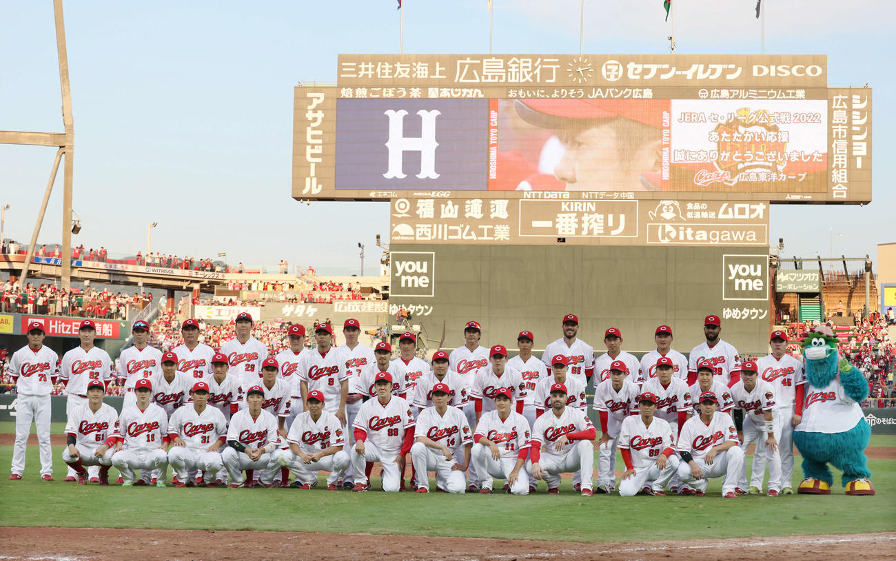 広島対中日　退任あいさつ後、ナインらと記念写真におさまる佐々岡監督（前列左から6人目）（撮影・加藤孝規）